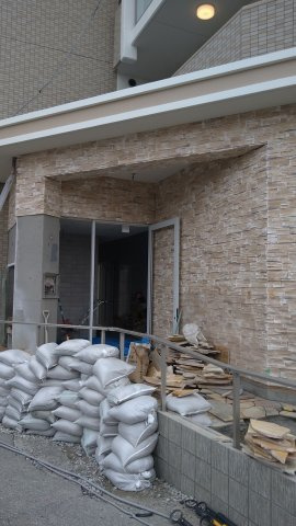 大阪市淀川区三津屋北３丁目の賃貸マンションのエントランス