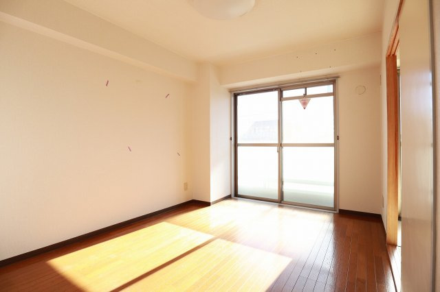 クレスト近江ビルの居間・リビング|写真は同建物の別部屋を参考に掲載しております。