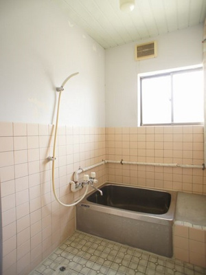 【浴室】 | マルショーハイツ | 換気できる窓付きです♪