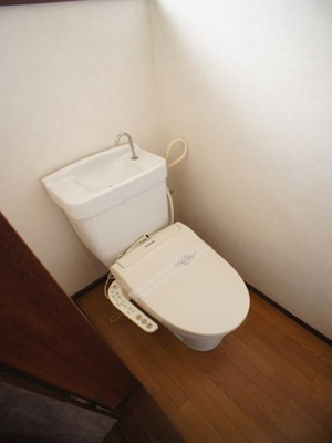 【トイレ】 | マルショーハイツ | 温水洗浄暖房便座機能、窓付きのトイレです。