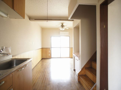 【居間・リビング】 | マルショーハイツ | 快適に過ごせるエアコンが付いています♪