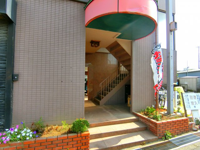 本松葉ビルのエントランス