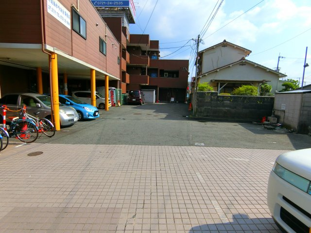 本松葉ビルの駐車場