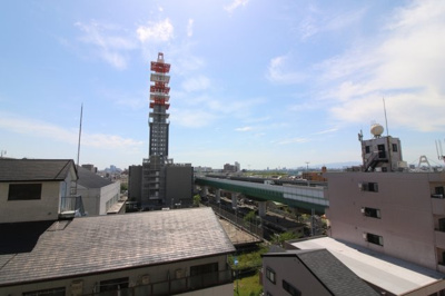 【展望】 | メロディーハイム守口B棟 | 【現地写真】
頬をなでる優しい風を感じることが出来るバルコニー。つい深呼吸をしたくなる気持ちの良い眺望はこのお部屋の自慢です♪