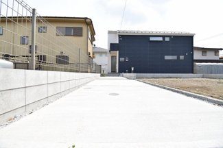【駐車場】 | 玄関横の駐車スペースは買い物帰りで荷物が多くても楽ですね。前面道路も広いので車庫入れもしやすいです。