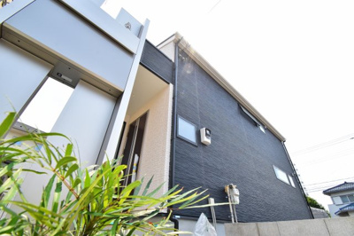 【外観】 | 朝日町1丁目　新築 | 周辺環境に溶け込み、それでいて個性豊かなデザインは住まう人に優越感をもたらしてくれます。
