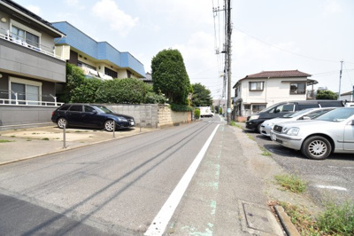 【前面道路含む現地写真】 | 朝日町1丁目　新築 | 前面道路は閑静な住宅地の通りとなるため、車通りは多くありません。 安心して車庫入れ可能。