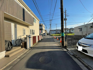 【前面道路含む現地写真】 | 前面道路は閑静な住宅地の通りとなるため、車通りは多くありません。 安心して車庫入れ可能。