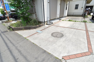 【駐車場】 | 車好きのパパにはうれしい広さのヵースペース、休日には自慢の愛車を思う存分メンテナンス。