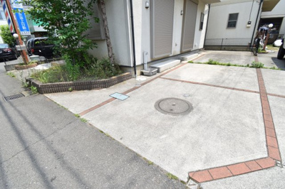 【駐車場】 | 立川市上砂町　中古戸建 | 車好きのパパにはうれしい広さのヵースペース、休日には自慢の愛車を思う存分メンテナンス。