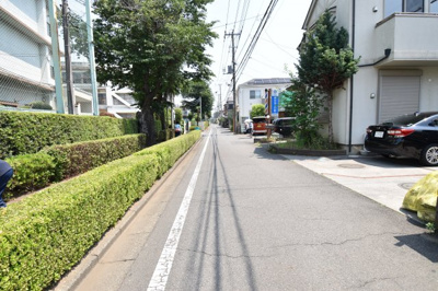 【前面道路含む現地写真】 | 立川市上砂町　中古戸建 | 前面道路は閑静な住宅地の通りとなるため、車通りは多くありません。 安心して車庫入れ可能。