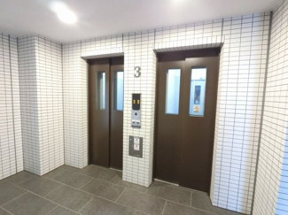 【その他共用部分】 | お買い物時やベビーカーの出し入れに便利なエレベーター付
混雑時にも便利なエレベーター2基付です。