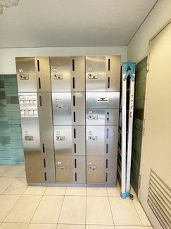 【その他共用部分】 | 共用エントランスには宅配BOXがあるので荷物の受け取りもスムーズに♪再配達の手間がかからないのが魅力♪