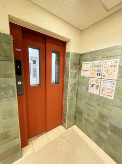 【その他共用部分】 | エレベーター付き！荷物の多い日や疲れた日でも、4階までラクラク上がれます☆