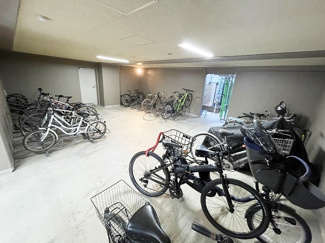 【その他共用部分】 | 屋内駐輪場で雨が降っても大切な自転車が濡れなくてすみますね♪自転車はちょっとした移動手段に便利ですよね！