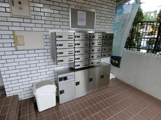 【その他共用部分】 | 共用エントランスには宅配BOXがあるので荷物の受け取りもスムーズに♪再配達の手間がかからないのが魅力♪