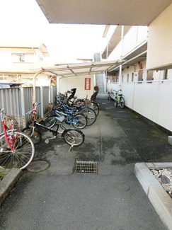 【その他共用部分】 | 屋根付きの駐輪場で雨が降っても大切な自転車が濡れなくてすみますね♪荷物が重いときに自転車があれば助かりますね！