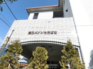 【外観】 | 最寄りバス停まで徒歩4分の3階建てマンション！雨の日の通勤やお出かけもバス利用でスムーズ♪コンビニが近くにあるのでちょっとしたお買い物に便利です☆