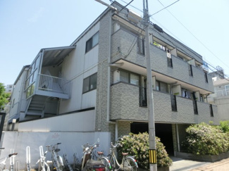 【外観】 | １階駐車場の目を引く綺麗な外観。