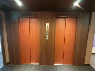 【その他共用部分】 | スクエア長者町 | お買い物時やベビーカーの出し入れに便利なエレベーター付
混雑時にも便利なエレベーター2基付です。