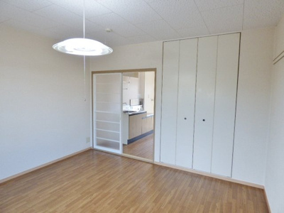 【洋室】 | グリーンパークトキワ　B | 扉は部屋を圧迫しない開き戸と両開き戸♪家具配置の幅が広がります！※掲載画像は同タイプの別室内画像のためイメージとしてご参照ください。