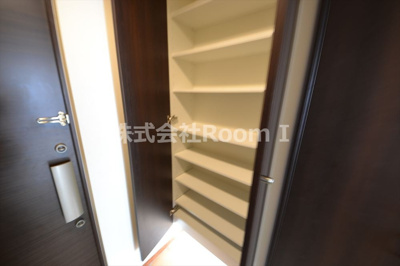 【玄関】 | ZERO ONE谷町 | 収納もある玄関です