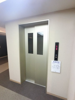 【その他共用部分】 | お買い物時やベビーカーの出し入れに便利なエレベーター付です。