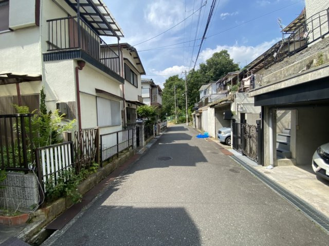 大東市北条4丁目　中古戸建ての前面道路含む現地写真