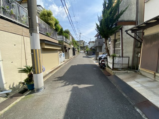 大東市北条4丁目　中古戸建ての前面道路含む現地写真