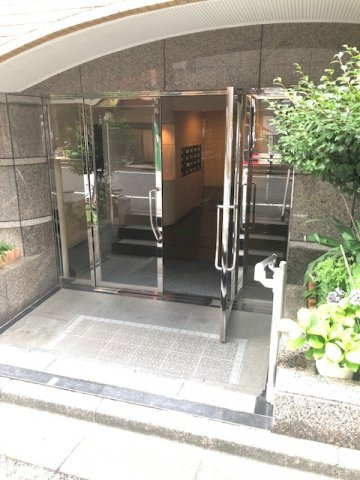 四谷マンションのエントランス