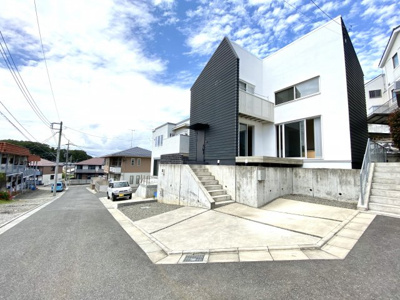 【外観】 | 値下げ！　特選中古戸建　藤沢市善行６丁目 | 東南に面した角地ならではの陽当りと開放感！車も出入庫しやすい配置のカースペース２台！青空に映える現地となっております。室内は全館空調と無垢床と使った、とても暮らしやすい戸建となります。