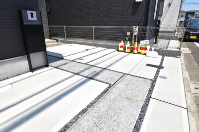 【駐車場】 | 幸町ー立川92期ー | 玄関横の駐車スペースは買い物帰りで荷物が多くても楽ですね。前面道路も広いので車庫入れもしやすいです。