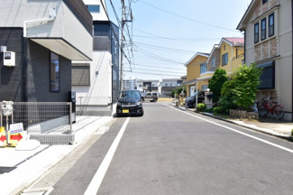 【前面道路含む現地写真】 | 前面道路公道6メートルあります。運転が苦手な奥様でも楽々駐車可能です。