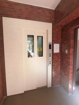 【その他共用部分】 | ライオンズマンション横浜第２Ｂ館 | お買い物時やベビーカーの出し入れに便利なエレベーター付です。