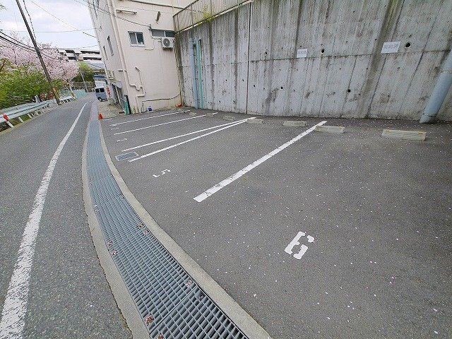 Bon　Village（ボン　ヴィラージュ）の駐車場|カースペースがあります