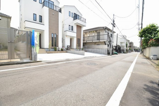 【前面道路含む現地写真】 | 東急大井町線「上野毛」駅から徒歩13分！前面道路の交通量も少なく、小さなお子様にも安心の立地です。