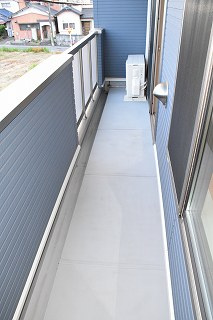 東海市富木島町伏見３丁目のアパートのバルコニー