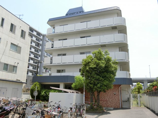 【外観】 | メゾンボヌール新子安外観。管理人さんが日勤でおり、管理体制は良好です。