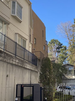 【外観】 | 渋谷区初台2丁目戸建　条件柔軟対応 | 東面から見た建物外観。