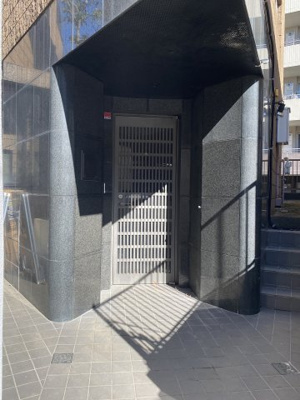 【エントランス】 | 渋谷区初台2丁目戸建　条件柔軟対応 | 玄関周りは石材で装飾されており、高級感が漂います。