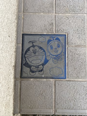 【エントランス】 | 渋谷区初台2丁目戸建　条件柔軟対応 | 玄関前のタイルにはあのキャラクターのタイルが使用されてます。