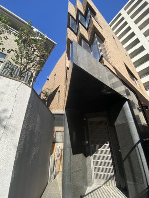 【外観】 | 渋谷区初台2丁目戸建　条件柔軟対応 | ギザギザした窓が印象的な物件です。