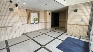 【エントランス】 | 外と内をつなぐエントランスは、まさに顔となる場所。格調高い雰囲気を漂わせて上質な空間を作り出します！