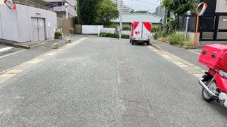 【周辺】 | お子様と手を繋いで並んで歩けるくらい広い前面道路です♪