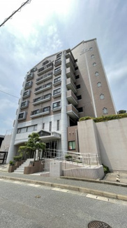 【外観】 | 大きな道路から一歩奥まった住宅街なので、都市の喧騒とは離れて穏やかでゆったりした時間が流れています♪