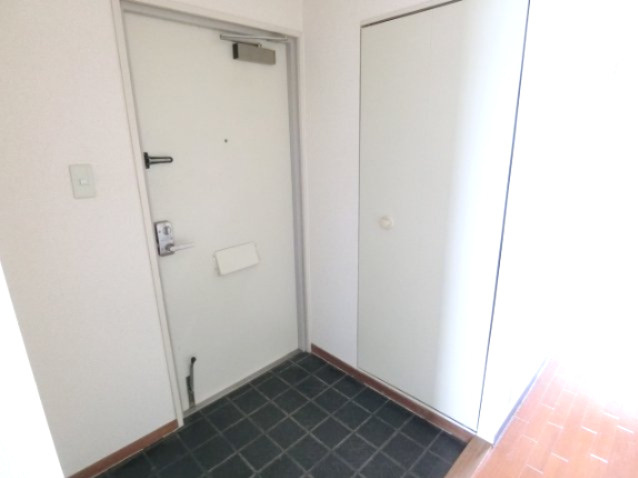 藤和さやまハイタウンの玄関