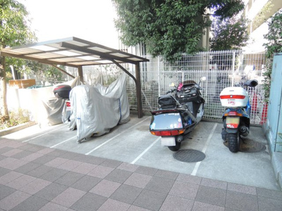 【その他共用部分】 | ユニーブル神奈川新町 | バイク置場です。