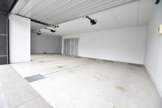 【駐車場】 | 遊び心をくすぐるガレージは、車も4台駐車可能は広さです。憧れのガレージライフもお好みの形に仕上げてみては如何でしょうか。