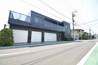 【前面道路含む現地写真】 | 南西角地　前面道路の交通量は少なめで、駅6分とは思えない程静かな立地です。