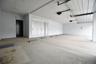 【駐車場】 | 4台は軽々駐車可能です。車の他にもバイクや自転車と駐輪するスペースも十分に確保されています。